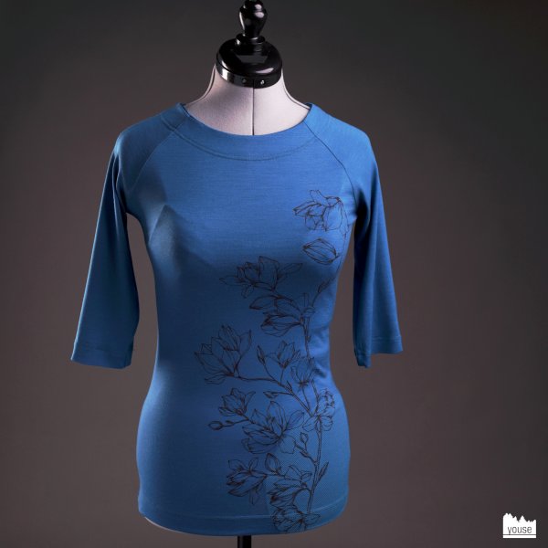 Magnolie in kastanie auf azurblau